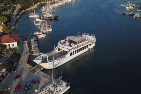News: Ferry F/B Captain Aristidisfrom from Vasiliki to here in Fiscardo, Kefalonia