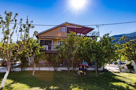 News: Explore an extraordinary opportunity to purchase a property with two residences and vacation flats in Vasiliki in Lefkada, Greece is offered for sale.