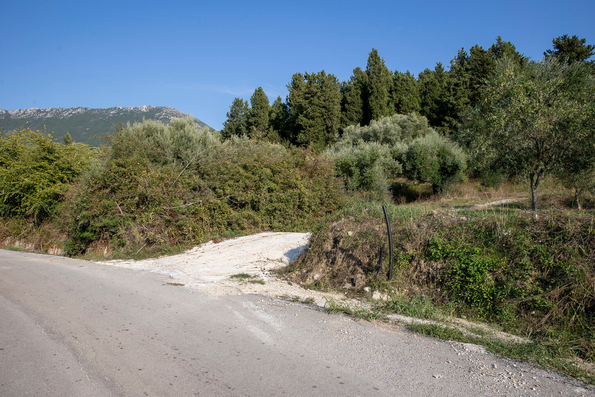 Turn-off to the land between Vasiliki and Sivros
